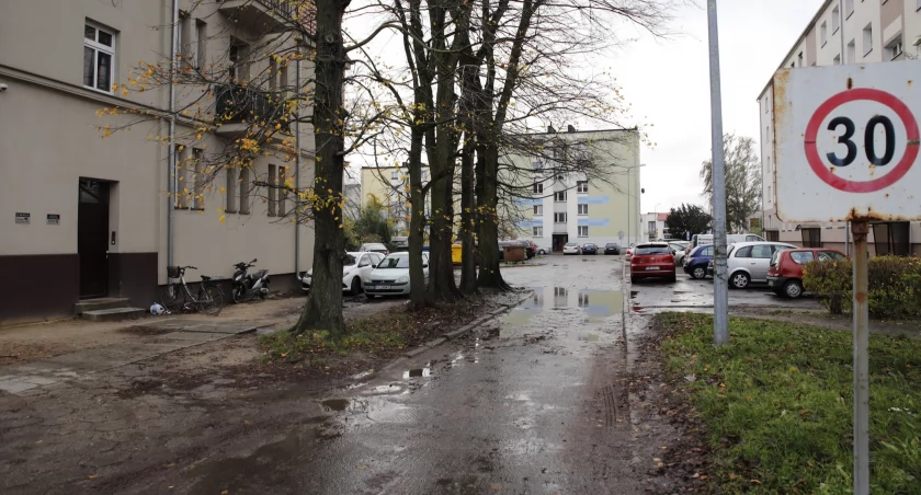 W końcu będzie remont drogi gminnej między blokami 