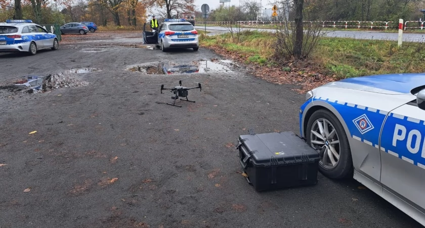 Mandaty za przejazd na czerwonym i rozmowy przez telefon. Policyjny dron w akcji 