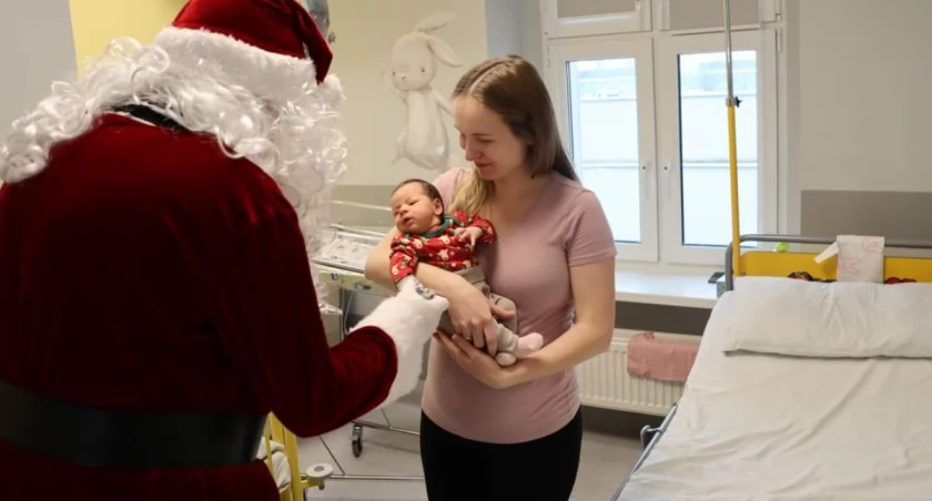 Święty Mikołaj odwiedził dzieci we wrzesińskim szpitalu! (Galeria) 