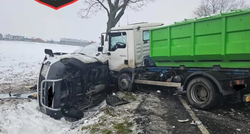 Groźny wypadek w Osowie. Jedna osoba w szpitalu (zdjęcia) 