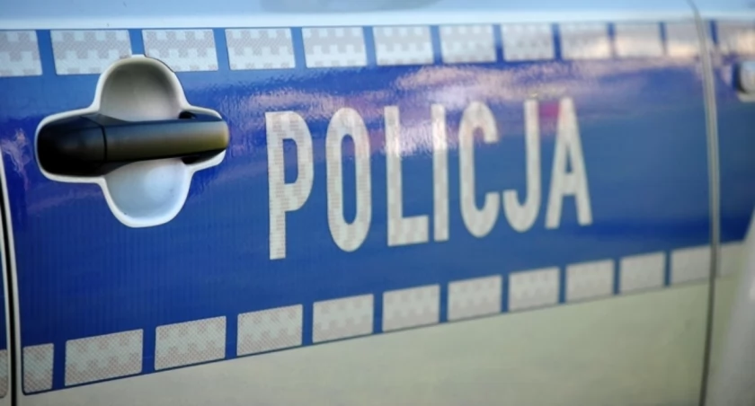 18-latek nie dostosował prędkości. Wypadł z jezdni i wjechał na chodnik 