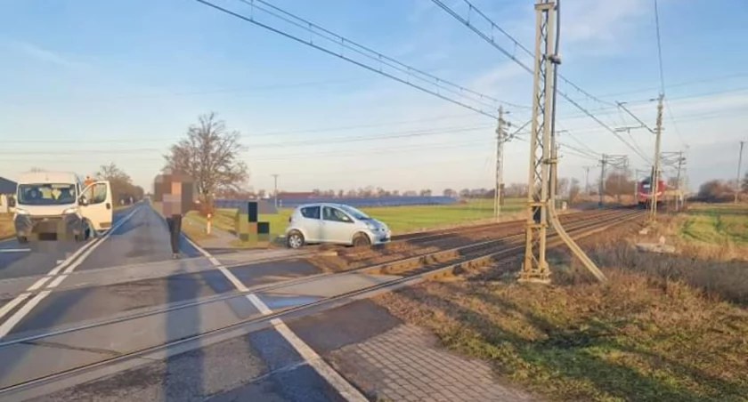 Kierująca osobówką utknęła na torach. Spowodowała duże utrudnienia! 
