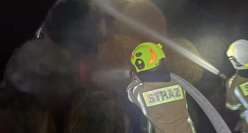 Pięć zastępów straży w akcji! Duży pożar stogu (zdjęcia) 