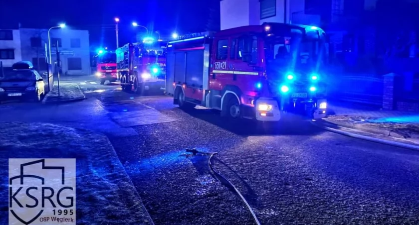 Nocny pożar w budynku we Wrześni. Trzy osoby trafiły do szpitala (zdjęcia) 