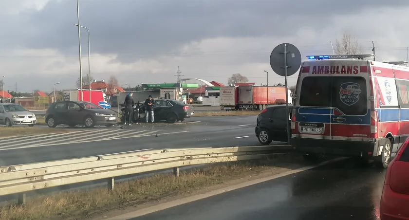 Kolizja osobówek koło Watisu! Jedna osoba w szpitalu (zdjęcia) 