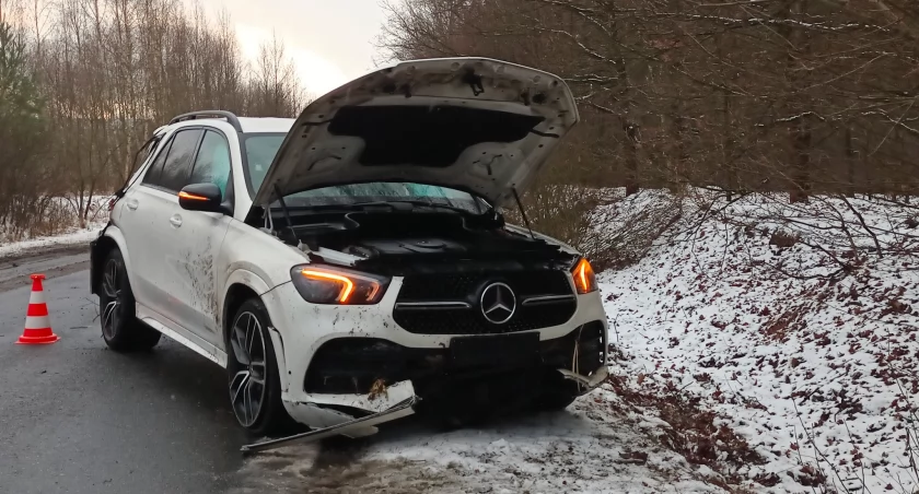 Mercedes dachował na drodze powiatowej (zdjęcia)