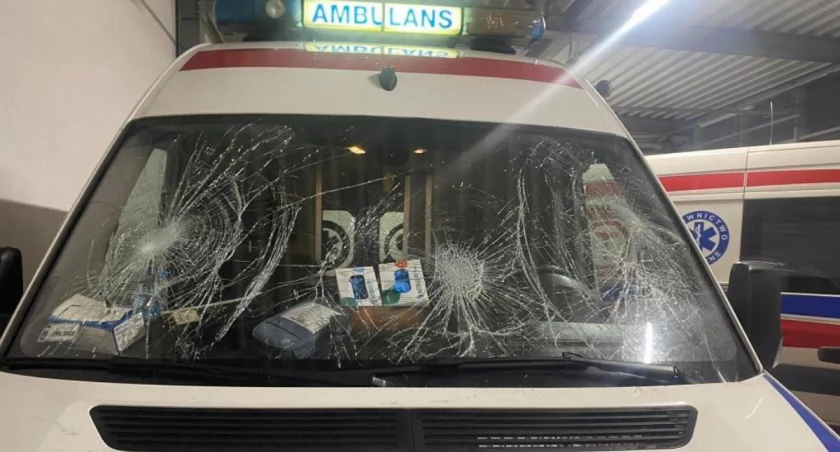 Agresywny 21-latek uderzył ratownika medycznego oraz policjanta! Uszkodzona karetka 