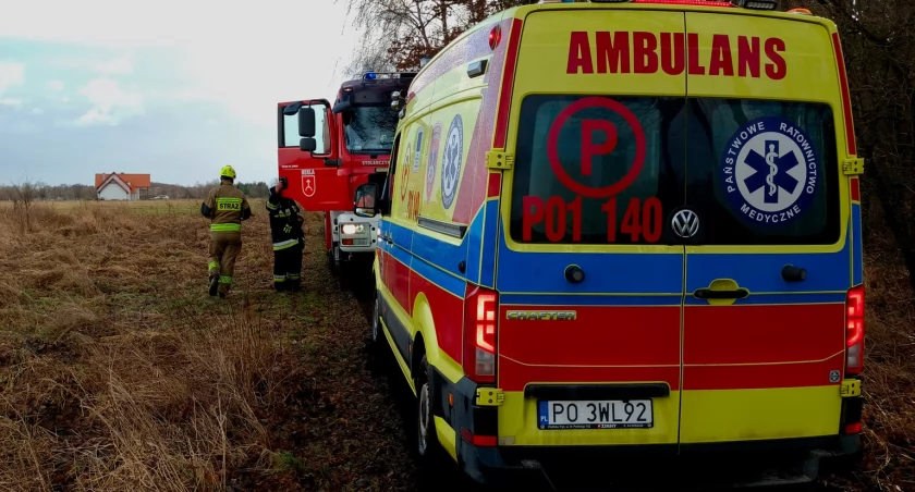 Niecodzienna akcja strażaków. Uratowali karetkę pogotowia (zdjęcia)  