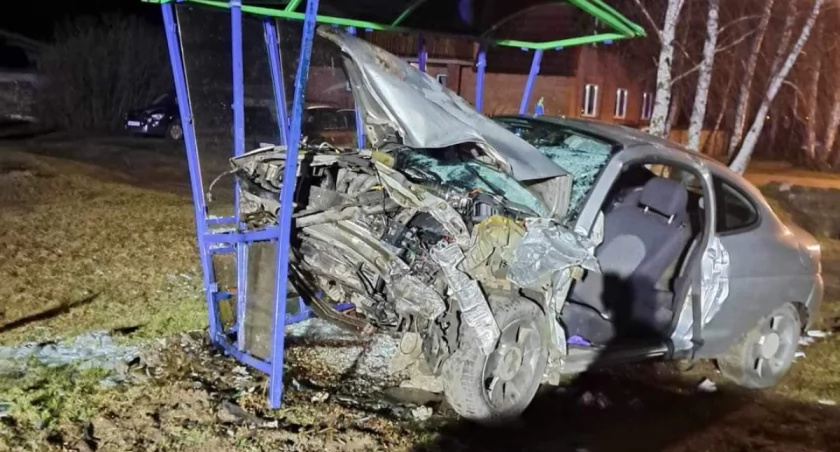O krok od tragedii! Pijany 27-latek wjechał w przystanek i osobówkę 