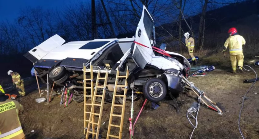 Koszmarny wypadek Iveco. Kierowca i pasażerowie w szpitalach (zdjęcia) 