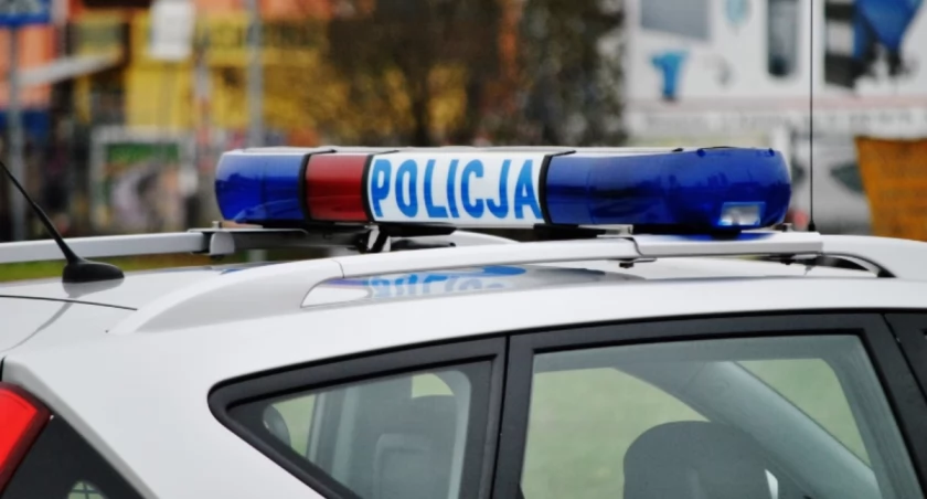 18-latek groził przedmiotem przypominającym broń. Usłyszał cztery zarzuty 