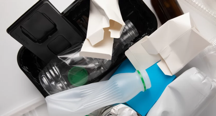 Jak prawidłowo segregować i recyklingować opakowania plastikowe?