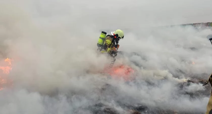 Strażacy i rolnicy gasili pożar słomy (zdjęcia) 