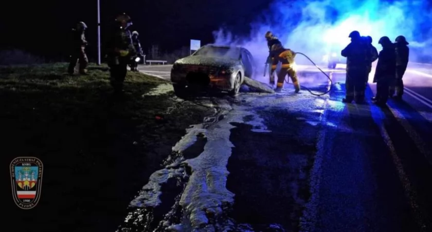 Strażacy gasili pożar samochodu osobowego 