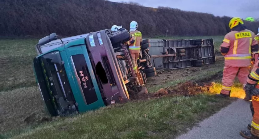 Wypadek Tira z naczepą na autostradzie A2 (Galeria) 