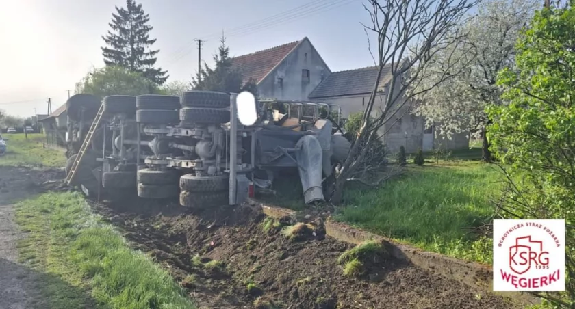 Wypadek ciężarówki na krajowej 92 w Węgierkach (zdjęcia) 