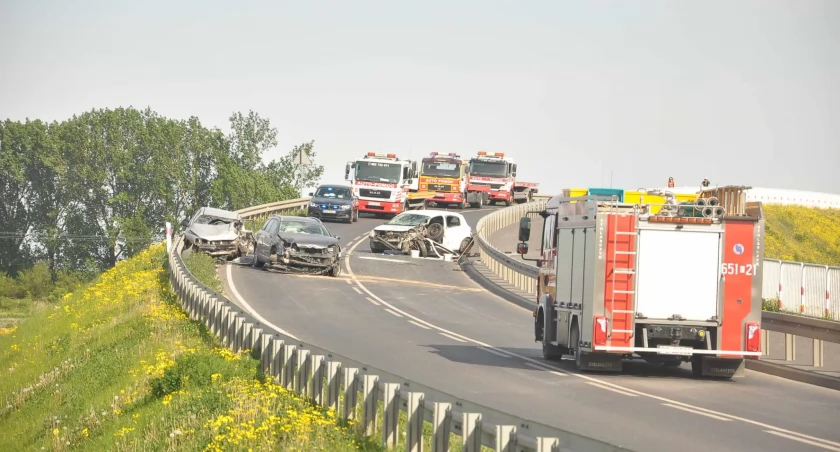 Poważny wypadek trzech osobówek! Droga była zablokowana (zdjęcia) 