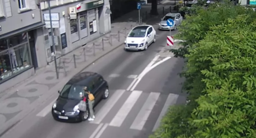 Potrącenie pieszej na pasach przy ratuszu we Wrześni 
