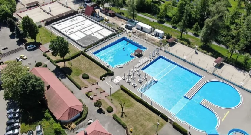 Przygotowania do sezonu na odkrytym basenie we Wrześni 