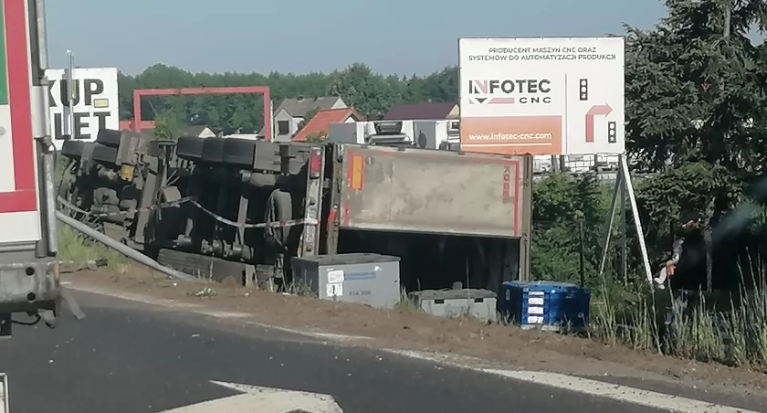 Tir z naczepą przewrócił się w Zasutowie (zdjęcia) 