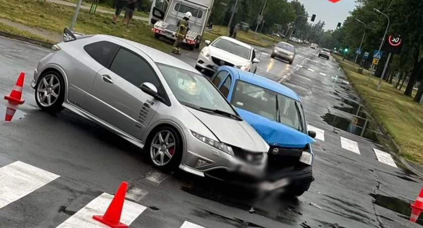 Wypadek dwóch osobówek we Wrześni. Jedna osoba trafiła do szpitala 