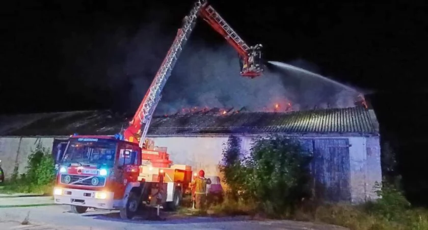 Pożar budynku w Bieganowie. Kilka zastępów straży w akcji (zdjęcia) 