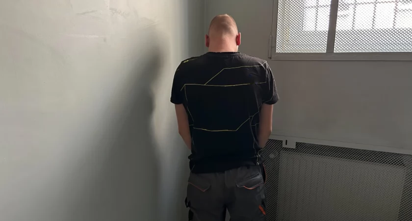 Mieszkaniec Wrześni pobity na klatce schodowej! Bo zwrócił uwagę... (zdjęcia) 
