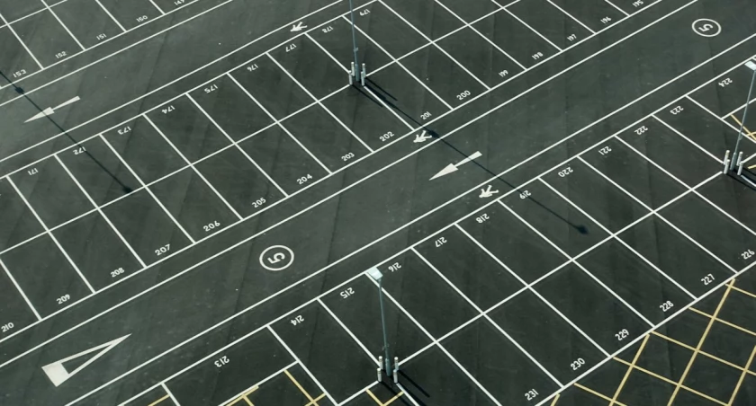 Czym malować pasy na parkingu?