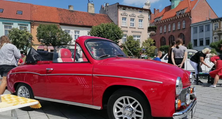 Kilkadziesiąt zabytkowych pojazdów opanowało wrzesiński rynek! (Galeria) 