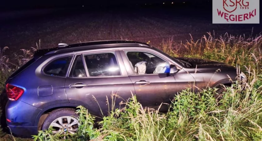 BMW wypadło z drogi krajowej 92. Mandat i punkty dla kierowcy (zdjęcia) 