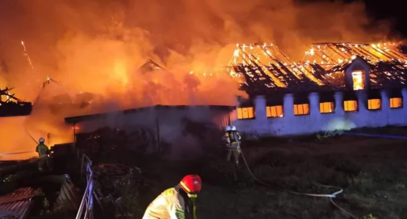 Duży pożar budynku gospodarczego. W akcji 15 zastępów straży pożarnej! 