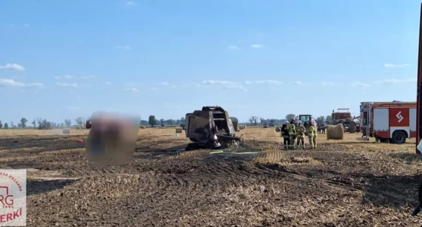 Pożar prasy i słomy na polu. Dym widoczny z Wrześni (zdjęcia) 