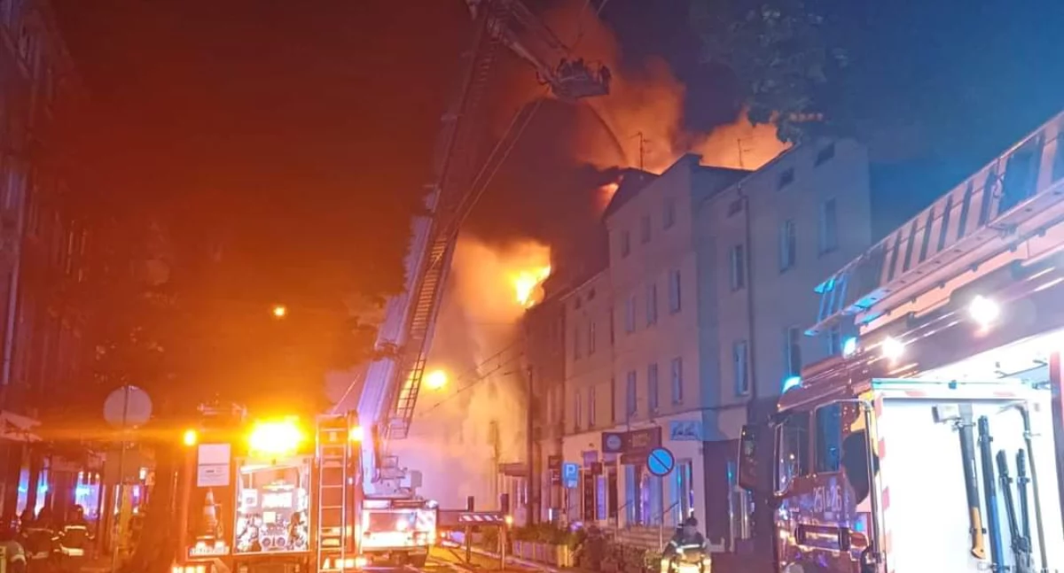 Potężny pożar kamienicy w Poznaniu! Nie żyje dwóch strażaków (zdjęcia) 