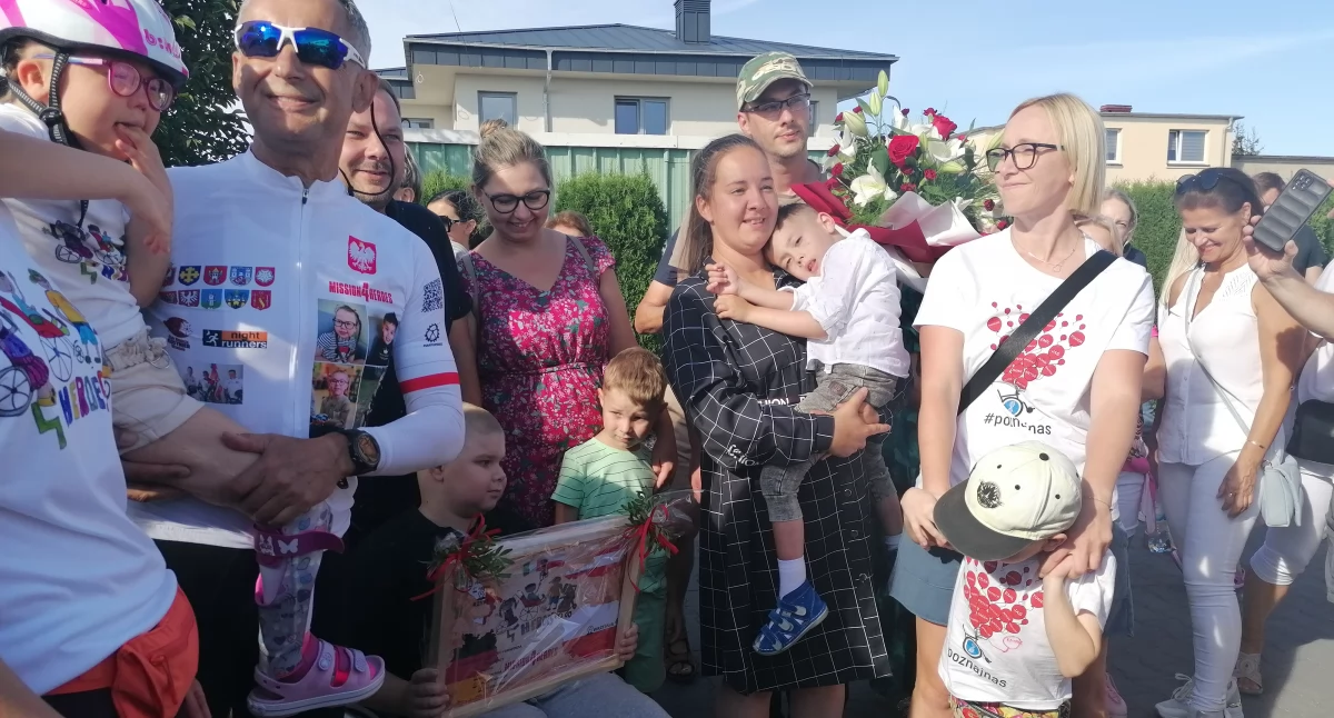 Przejechał samotnie 2200 km na rowerze. Dla czwórki małych bohaterów! (Galeria/Wideo) 