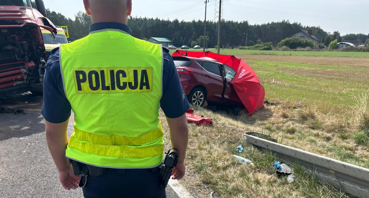 Śmiertelny wypadek ciężarówki i osobówki. Nie żyje kierowca Forda 