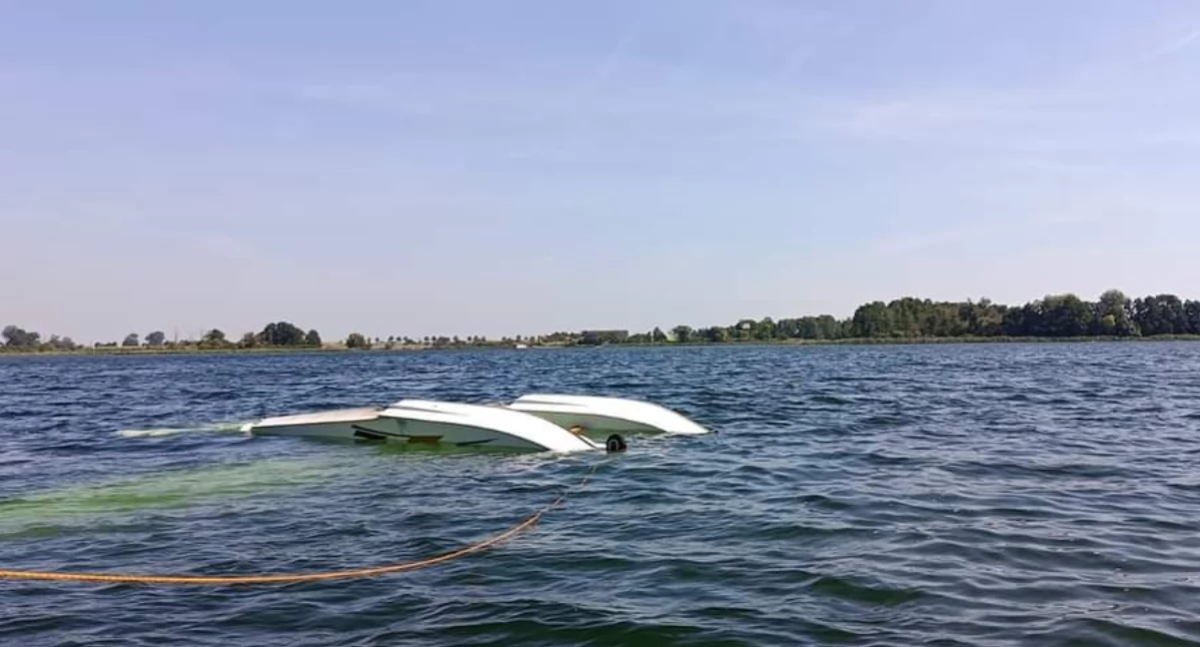 Samolot spadł do Jeziora Lednickiego. Służby uratowały dwie osoby (zdjęcia) 