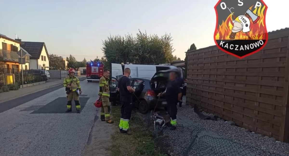 Osobówka wjechała w ogrodzenie domu. Kierowca uciekł z miejsca kolizji 