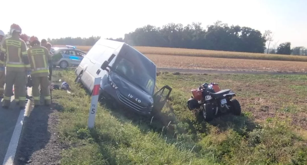 Kolizja quada z busem Iveco. Pojazdy w rowie (zdjęcia) 