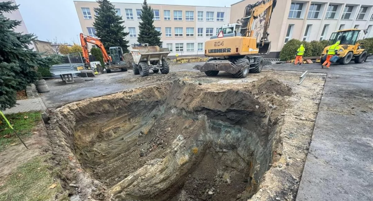Ciężki sprzęt pracuje na terenie SSP nr 3 we Wrześni (zdjęcia) 