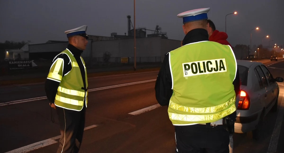 Udawał awarię bo chciał uniknąć kontroli. Jechał po spożyciu alkoholu i z sądowym zakazem 