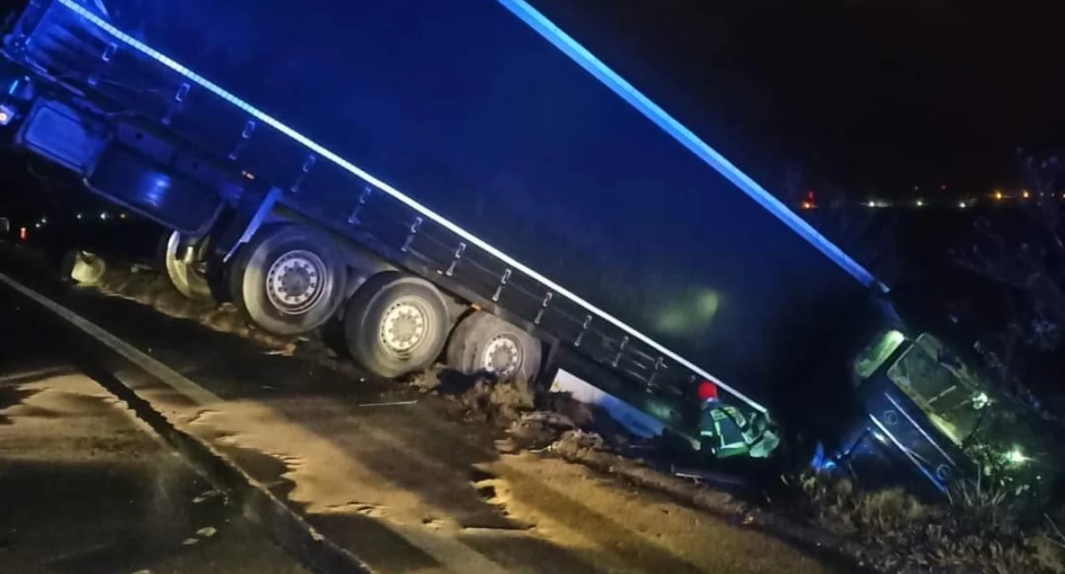 Wypadek tira z naczepą na drodze krajowej 92! (zdjęcia) 