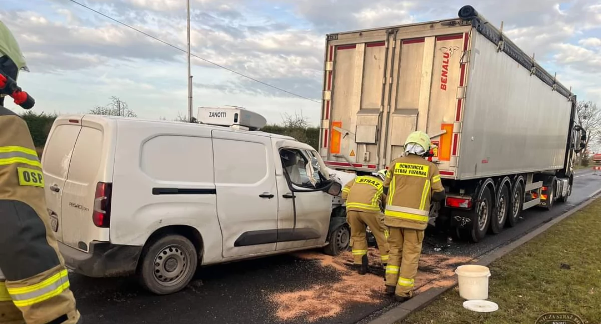 Zderzenie dwóch pojazdów w Pyzdrach. Kierowca Toyoty zasnął 