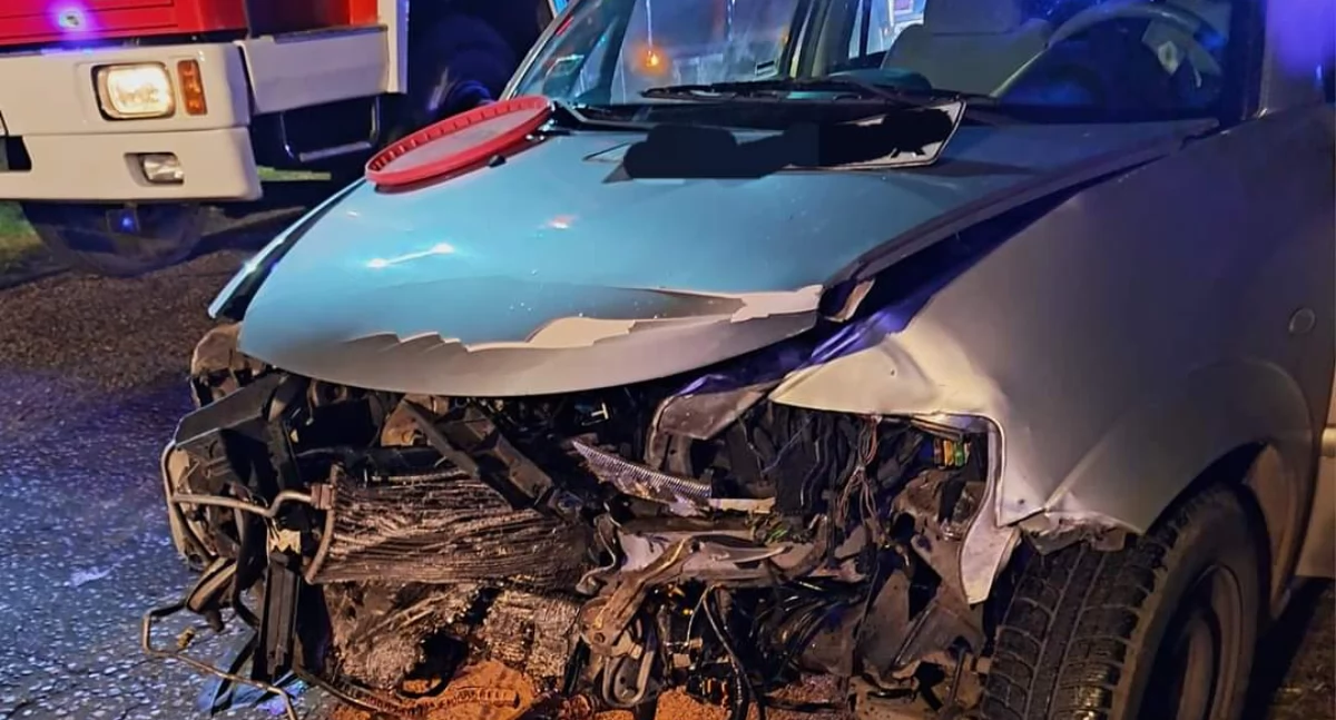 Groźne zderzenie dwóch osobówek. 48-letnia kobieta trafiła do szpitala 