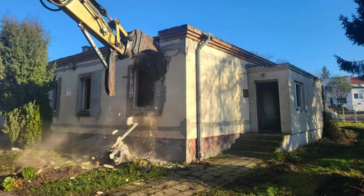 Ciężki sprzęt przy Daszyńskiego. Trwa rozbiórka budynku komunalnego (zdjęcia) 