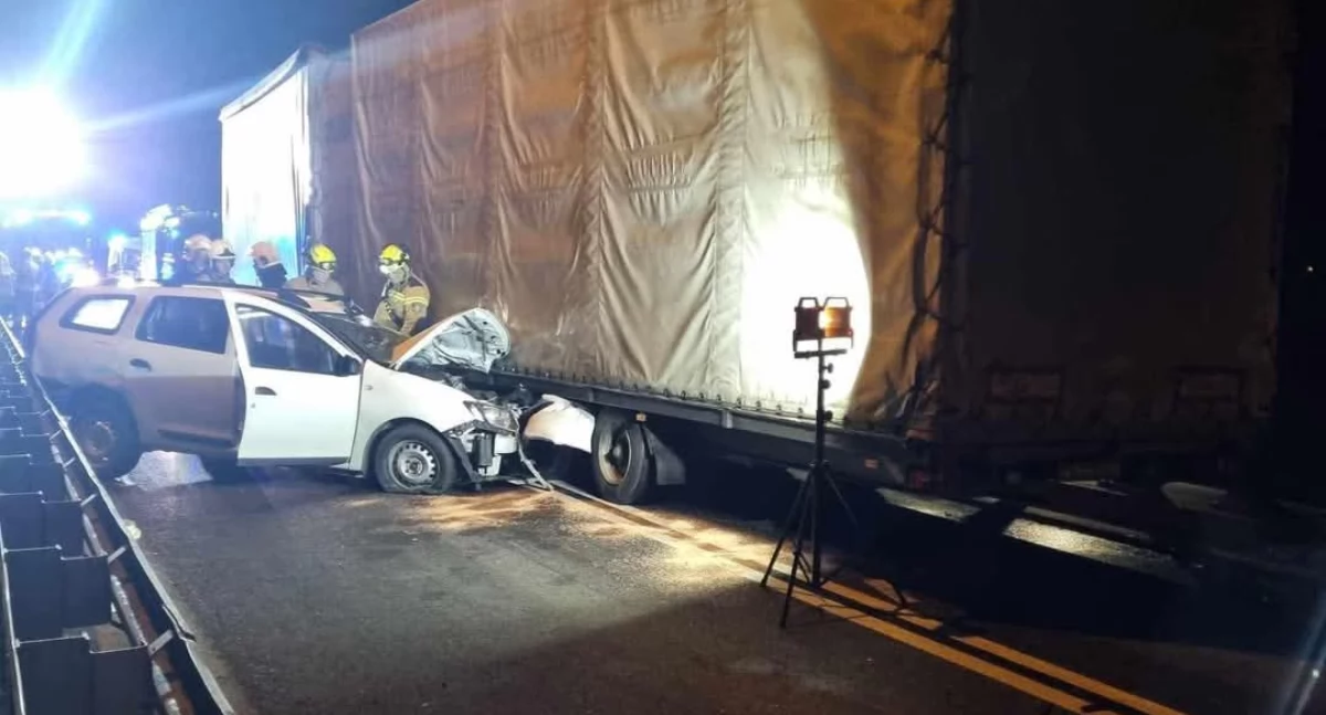 Wypadek osobówki i ciężarówki w Pyzdrach. Most był zablokowany (zdjęcia) 