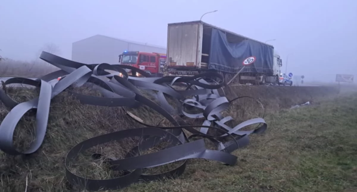 Ładunek wypadł z tira w Białężycach. Mogło dojść do tragedii