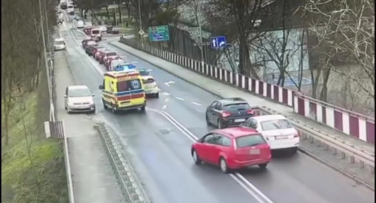 Chciał być sprytny. Jego manewr na wiadukcie w oku kamery (wideo) 