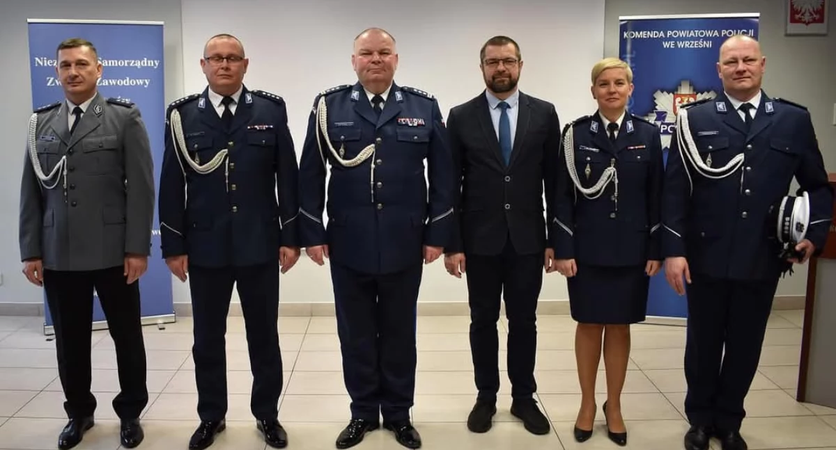 Dwóch wrzesińskich doświadczonych policjantów żegna się z mundurem (zdjęcia) 