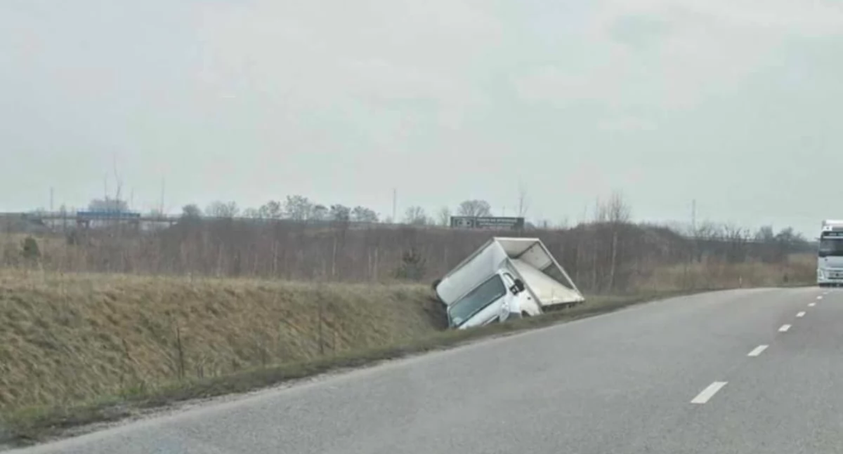 Kierowca Opla zasnął za kierownicą. Wjechał do rowu