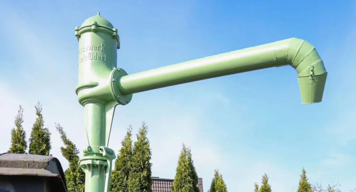 Zabytkowy żuraw trafił na stację Września 